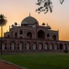 La India es uno de los destinos más elegidos por los viajeros que buscan vivir una experiencia mística o reencontrarse con su yo más profundo, pero también hay turista que quieren vivir la majestuosidad del Taj Mahal. Un país lleno de contr...