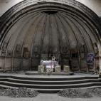 Altar severamente da&ntilde;ado en una iglesia de Qaraqosh.