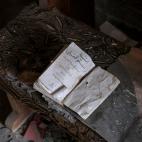 Libros de oraci&oacute;n en el interior calcinado de uno de los templos cristianos.