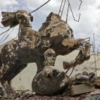 Estatua -posiblemente, de San Jorge- muy afectada tras el paso del ISIS por la localidad.