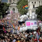 La calle Alcalá, abarrotada de gente durante el desfile del Orgullo.