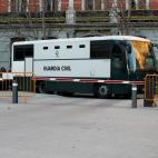 Autobús especial de la Guardia Civil para traslado de presos, llegando al Supremo. 