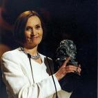 En la gala de 1989 la directora Pilar Miró entregó al premio al Mejor Guión. Miró llegó a la presidencia de RTVE en 1986 y en 1989 tuvo que dimitir por la compra de trajes con dinero público. En la ceremonia la directora de cine aludió a ...