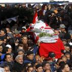 Miles de personas se han concentrado para celebrar el funeral del líder opositor Belaid