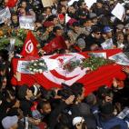 Miles de personas se han concentrado para celebrar el funeral del líder opositor Belaid