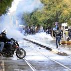 La Policía también han lanzado gases lacrimógenos