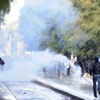 La Policía también han lanzado gases lacrimógenos