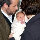 Junto a su primera hija, Maud Angelica, en mayo de 2003.