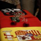 Las banderas de Espa&ntilde;a y del PSOE, sobre el f&eacute;retro
