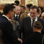 Sánchez y Rajoy se saludan en la capilla ardiente
