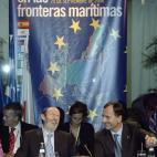 Se ríe al lado del vicepresidente de la Comisión Europea Franco Frattini durante una cumbre celebrada en Madrid.