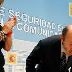 Esperanza Aguirre le canta la canci&oacute;n del cumplea&ntilde;os feliz en julio de 2009 cuando el ministro cumpl&iacute;a 58 a&ntilde;os.