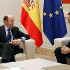 El presidente del Gobierno Mariano Rajoy recibe a Rubalcaba en el Palacio de La Moncloa en febrero de 2012 cuando era l&iacute;der del PSOE. Los combates dial&eacute;cticos de ambos en el Congreso son muy recordados.