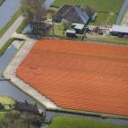 Un molino junto a un campo de tulipanes en el norte de Holanda, en una vista aérea de 2008
(AP Photo/Peter Dejong)