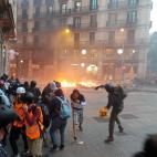 Cascos, fuego y enfrentamientos por quinto d&iacute;a en Barcelona