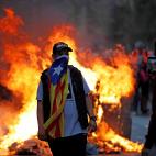 Las manifestación de este viernes, en la que según la Guardia Urbana hay 525.000 personas, están dejando barricadas con llamas de nuevo en Barcelona