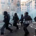 La polic&iacute;a carga contra los manifestantes en V&iacute;a Laietana. Resultado: tres detenidos y un agente herido