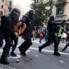 La Policía Nacional detiene este viernes en Barcelona a un joven durante las protestas que se están produciendo ante la comisaría de Via Laietana en respuesta a la sentencia del 'procés'