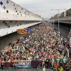La Gran Vía de Barcelona, repleta de manifestantes este viernes en Barcelona. Es la entrada a la capital catalana de una de las marchas por la libertad convocadas por Òmnium Cultural y la Asamblea Nacional Catalana para protestar contra la sen...