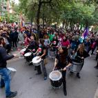 Centenares de personas convocadas por los CDR han emprendido este viernes desde Casteldefels una sexta marcha por la libertad hasta Barcelona, a unos 25 kil&oacute;metros.