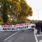 Un grupo de manifestantes camina por la Ronda de Dalt con una pancarta: "Juventud organizada, barrio respetado"