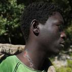 Mustapha, de Gambia, afirma que sus heridas fueron infligidas por la policía marroquí en su escondite en las montañas ceutíes.