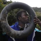 Ibrahim, de Camerún, infla un flotador hecho a mano en su escondite en las montañas alrededor de Ceuta. 