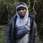 Gabriel, de Camerún, posa con un flotador casero en su escondite en las montañas de Ceuta.