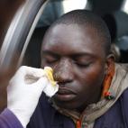 Mohamed, un joven de 23 años de Togo, recibe cuidados médicos en una carretera entre Tangier y Ceuta. Mohamed afirma que sus heridas fueron causadas intentando entrar en España el pasado 6 de febrero, en el que al menos 15 africanos murieron ...