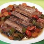 Lleva también pimiento rojo, verde, zanahoria y cebolla. Puedes ver la receta en Cookpad. 