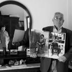 Antonio Narváez Hernández (hijo de los desaparecidos), sostiene dos fotos en una habitación de su casa. En ellas aparece a la izquierda Enrique Narváez Borrego, quien falleció en Marchena (Sevilla), el 21 de julio de 1936 cuando se le a...