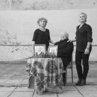 En la fotografía, Gracia Maqueda (izquierda), Manuela Fernández (centro), y Paqui Maqueda (derecha). Esta madre y sus dos hijas posan junto a dos fotografías de Juan Rodríguez Tirado, asesinado el 22 de agosto de 1936 por aplicación de...
