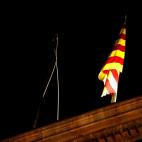 Arrí­an unos minutos la bandera española del Palau de la Generalitat