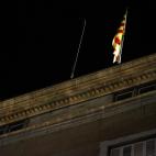 Arrí­an unos minutos la bandera española del Palau de la Generalitat