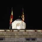 Tras varios minutos ocultada, la bandera española volvió a presidir el Palau de la Generalitat