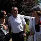 El candidato del PSOE a la alcald&iacute;a de Madrid, Pepu Hern&aacute;ndez, conversa con dos persona.