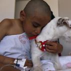 Edison abraza a Juci, luego de jugar con ella en un hospital en Quito, Ecuador. (AP Photo/Dolores Ochoa)