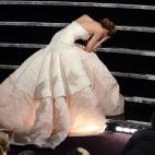 El tropezón de Jennifer Lawrence, con su vestido dispuesto como un paracaídas