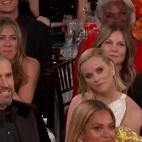 Jennifer Aniston escucha atentamente a Brad Pitt en los Globos de Oro.