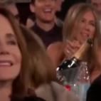 Jennifer Aniston ríe con la broma de la tabla.