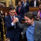 Pedro S&aacute;nchez y Pablo Iglesias celebran su victoria parlamentaria.