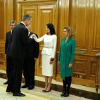 El rey Felipe VI saluda a la presidenta del Senado, Pilar Llop.