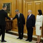 El rey saluda al presidente del Tribunal Supremo Carlos Lesmes.