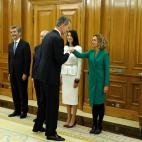 Felipe VI saluda a la presidenta del Congreso de los Diputados, Meritxell Batet.