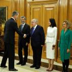 Felipe VI estrecha la mano al presidente del Tribunal Constitucional Juan Jos&eacute; Gonz&aacute;lez Rivas.