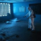 Un trabajador desinfecta un cadáver en una sala de aislamiento en Liberia