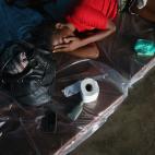 Una mujer enferma, en una sala de aislamiento en Liberia