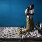 Una madre y su hijo, en un centro de aislamiento en Liberia