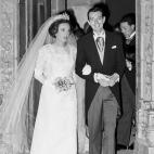 Pilar de Borbón y Luis Gómez-Acebo el día de su boda en Estoril (Portugal). 6 de mayo de 1967.