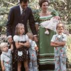 Pilar de Borbón y su marido posan con sus cinco hijos: Simoneta, Juan, Bruno, Beltrán y Fernando. 1974.